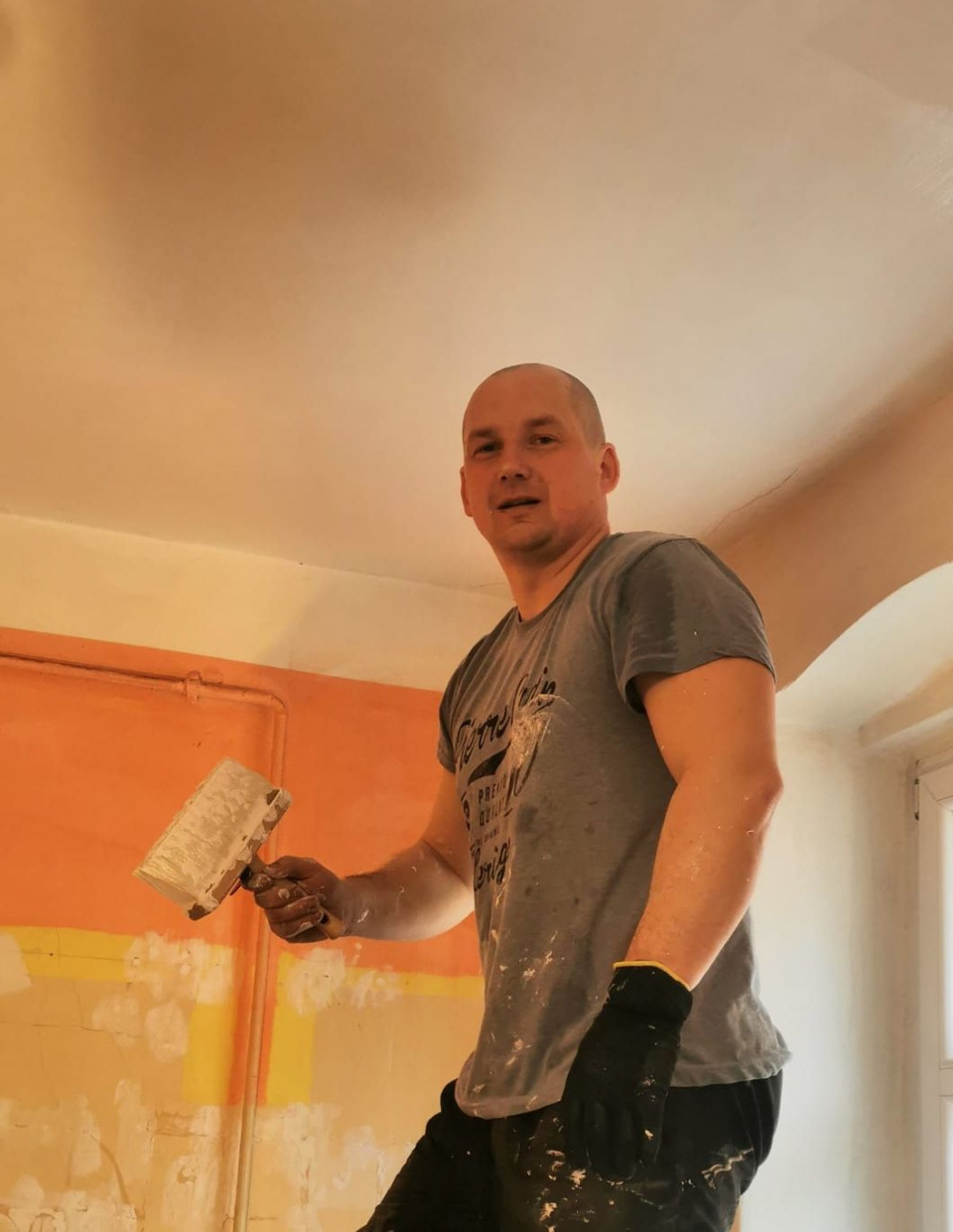 Dzielnicowi z Namysłowa pomogli wyremontować mieszkanie dla uchodźców z Ukrainy foto:policja