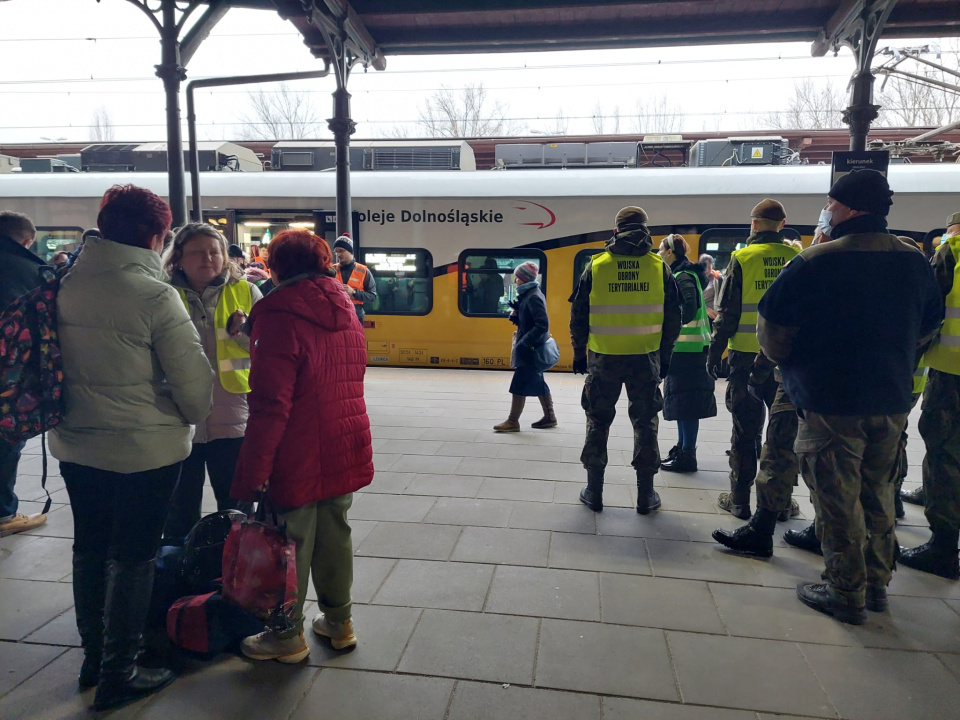Specjalny pociąg z uchodźcami zatrzymał się na dworcu w Opolu [fot. Katarzyna Doros]