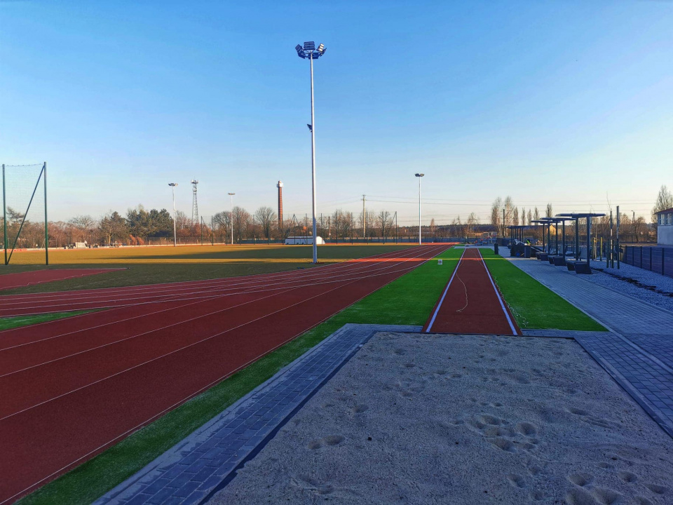 Stadion lekkoatletyczny przy LO w Namysłowie [fot. Starostwo Powiatowe w Namysłowie]