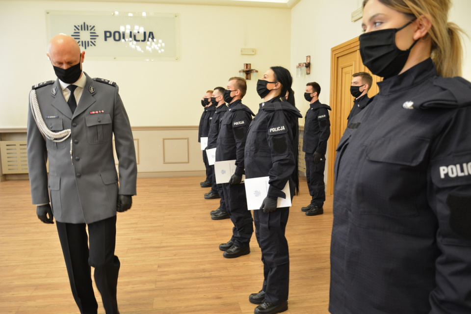 16 nowych policjantów dołączyło do opolskiego garnizonu [fot. policja]