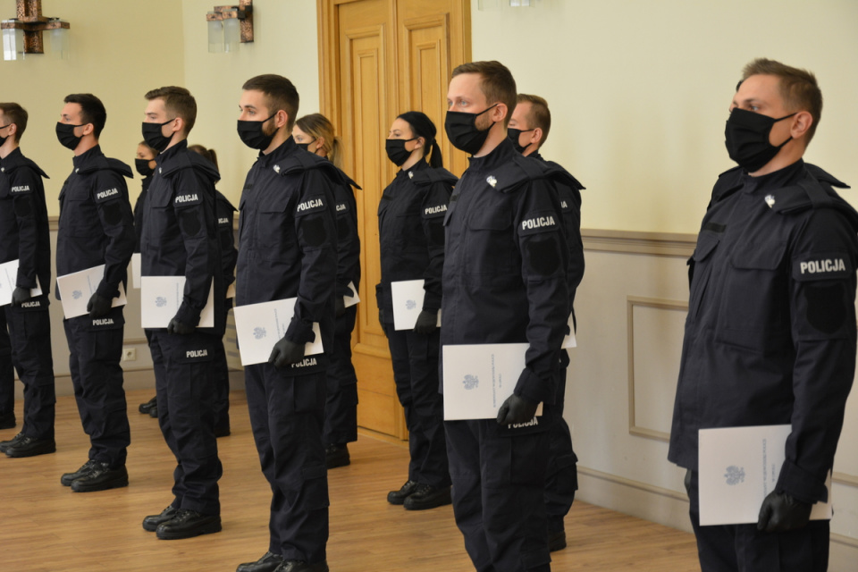 16 nowych policjantów dołączyło do opolskiego garnizonu [fot. policja]