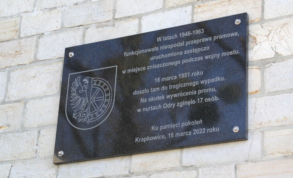 Odsłonięcie tablicy poświęconej ofiarom wypadku promu na Odrze [fot. archiwum gminy]