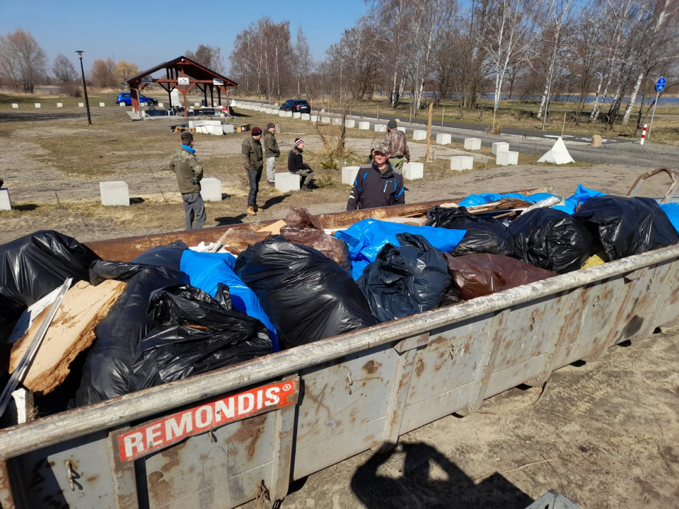 Zbieranie śmieci przy zbiorniku Malina w Opolu [fot. Tomasz Dzikowski]