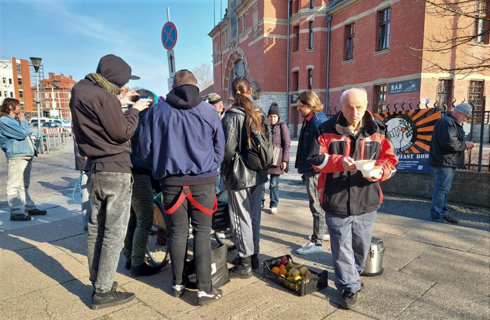 Kolektyw "Jedzenie zamiast bomb" przed dworcem PKP w Opolu [fot. Katarzyna Doros]
