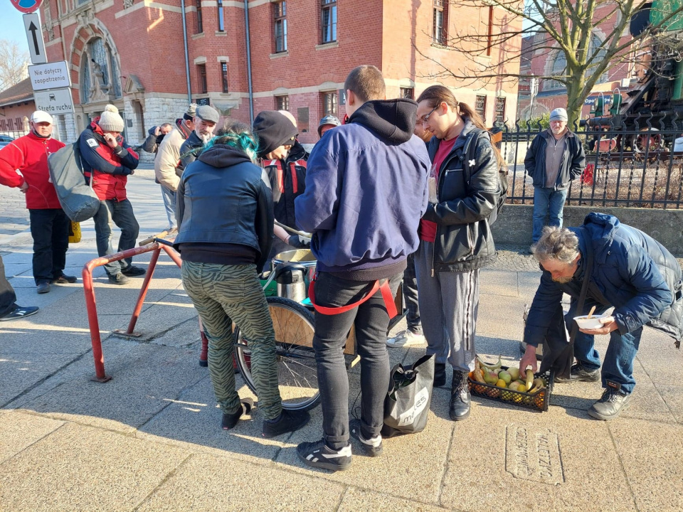 Kolektyw "Jedzenie zamiast bomb" przed dworcem PKP w Opolu [fot. Katarzyna Doros]