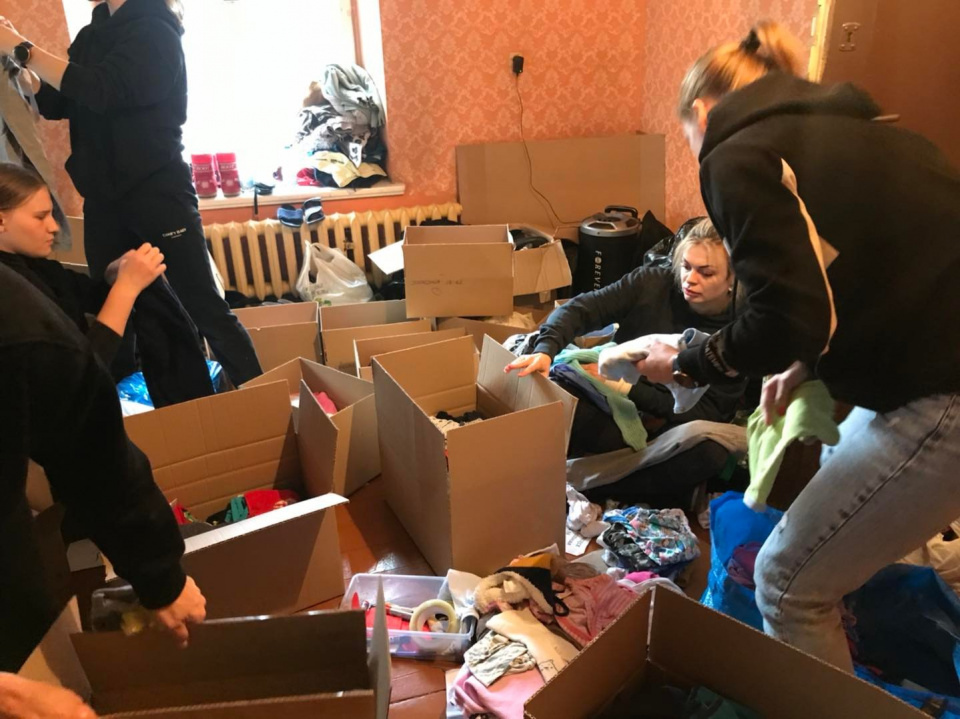 Zbiórka darów dla uchodźców z Ukrainy zorganizowana w Prudniku przez prowadzącą restaurację Agnieszkę Orzech oraz pracującą tam Ksenię z Perwomajska [zdj. FB Hana Cafe Restaurant]