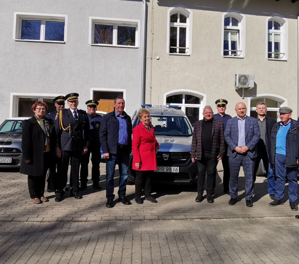 Przekazanie nowego samochodu Straży Miejskiej w Prudniku [zdj. Gmina Prudnik]