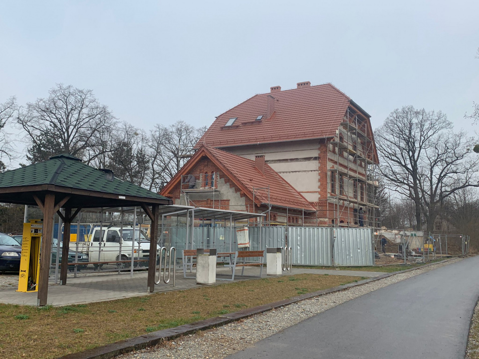 Remontowany stary dworzec w Reńskiej Wsi [fot. A. Pospiszyl]