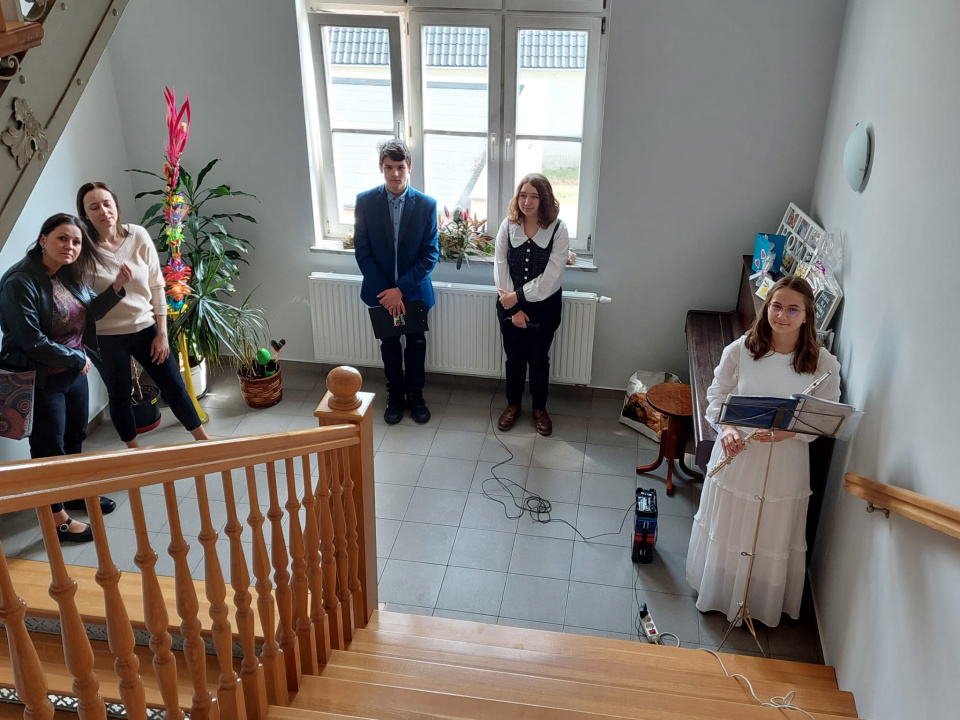 Uczniowie z PSP nr 27 w Opolu odwiedzili przed Wielkanocą podopiecznych hospicjum Betania [fot. Katarzyna Doros]