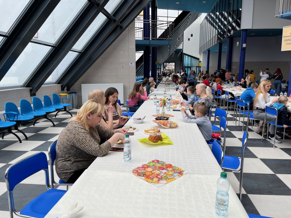 Śniadanie wielkanocne dla uchodźców z Ukrainy na Politechnice Opolskiej [fot.M.Matuszkiewicz]