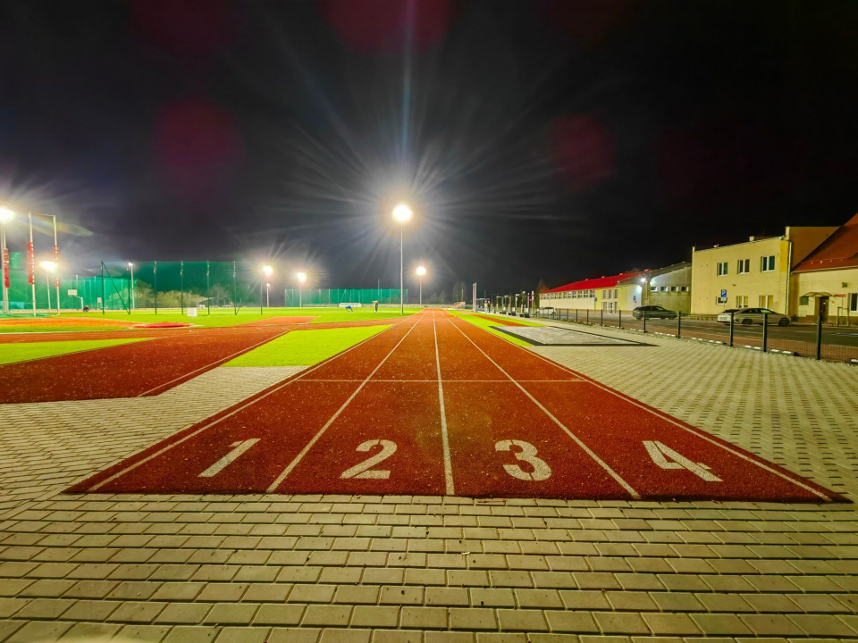 Stadion lekkoatletyczny przy LO w Namysłowie [fot. Starostwo Powiatowe w Namysłowie]