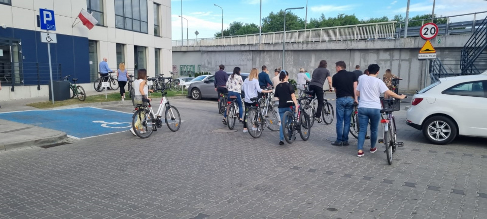 Pracownicy opolskiego oddziału NFZ przyjechali do pracy na rowerach [fot. NFZ Opole]