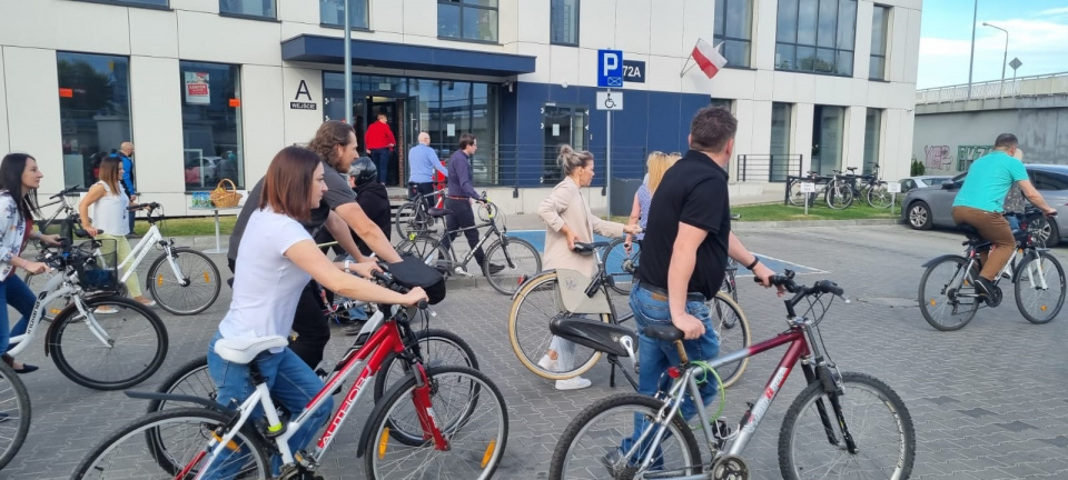 Pracownicy opolskiego oddziału NFZ przyjechali do pracy na rowerach [fot. NFZ Opole]