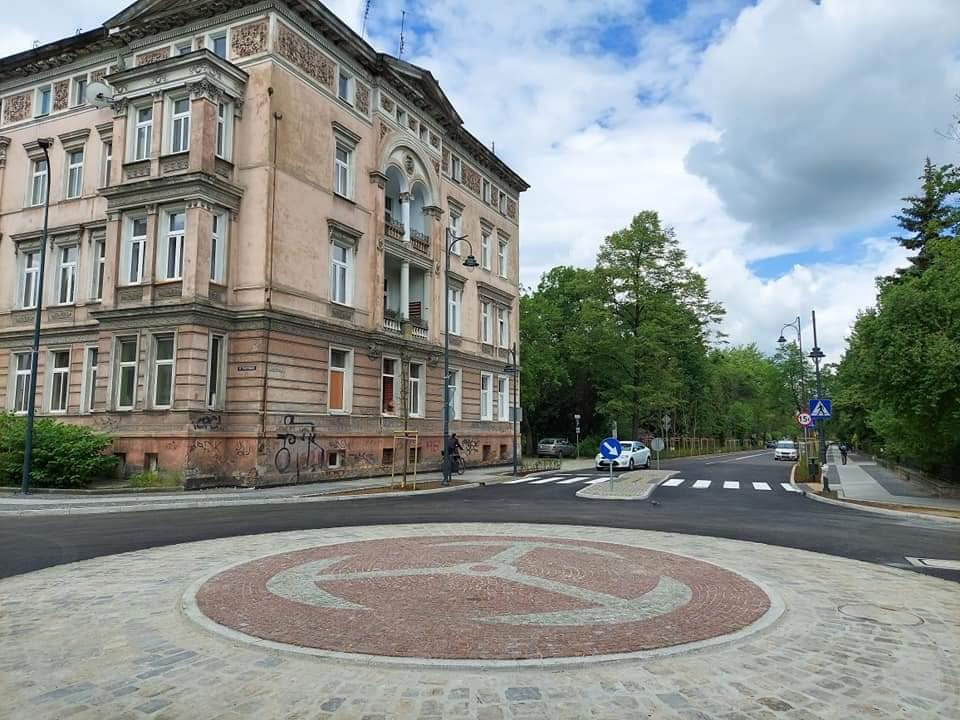 Rondo na skrzyżowaniu ulic Piastowskiej i Jana Pawła II w Brzegu [fot. Jerzy Wrębiak]