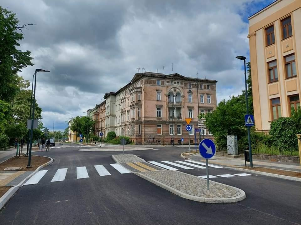 Rondo na skrzyżowaniu ulic Piastowskiej i Jana Pawła II w Brzegu [fot. Jerzy Wrębiak]