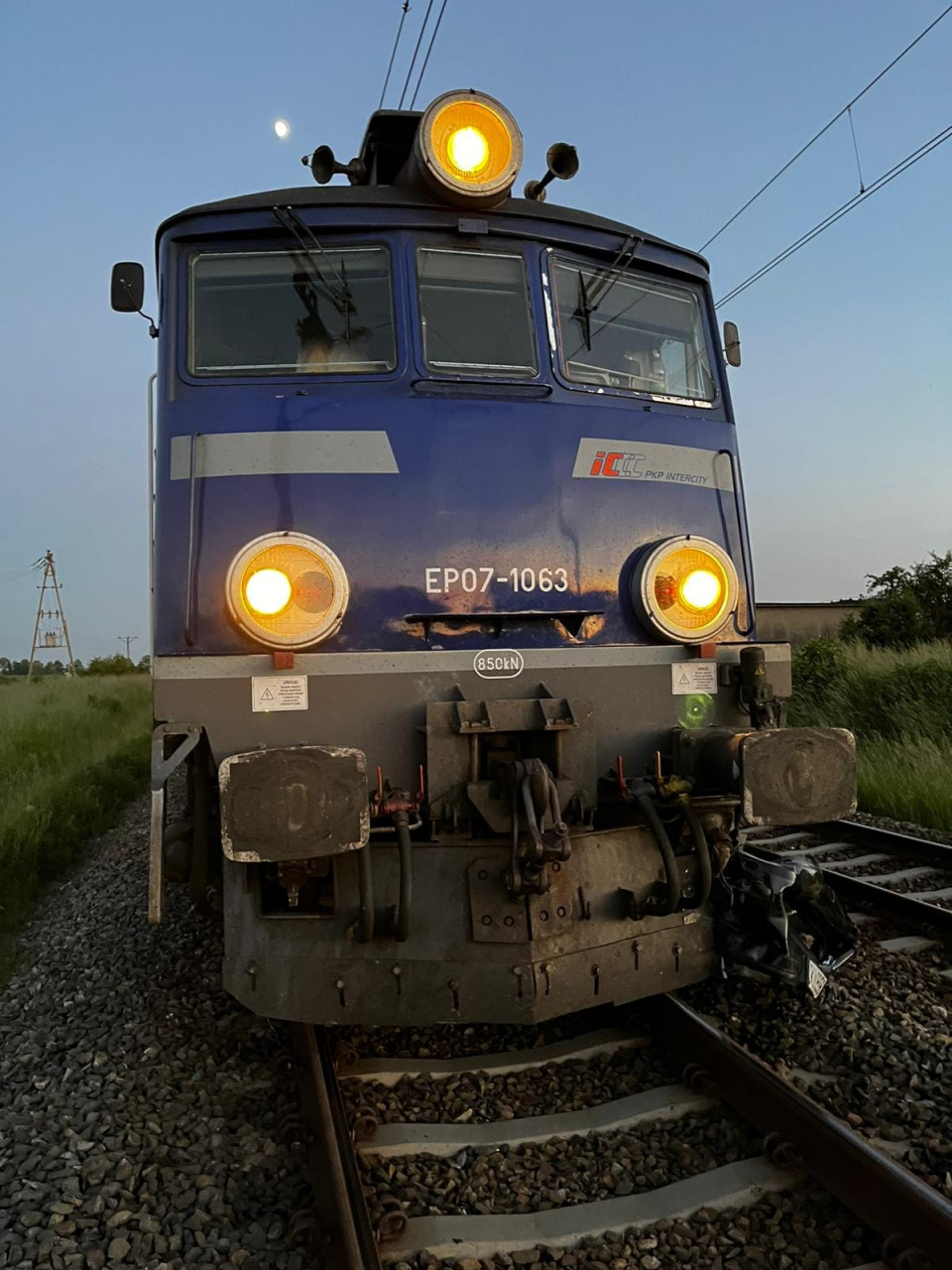 Zderzenie auta osobowego z pociągiem w Sarnowie w powiecie kluczborskim [fot. KPP PSP w Kluczborku]