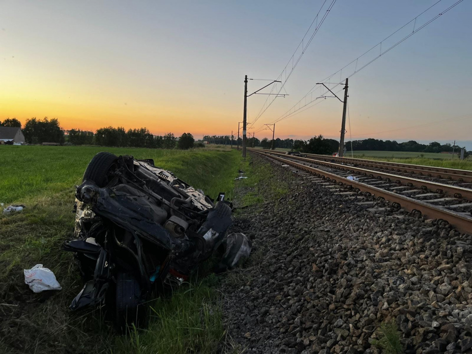 Zderzenie auta osobowego z pociągiem w Sarnowie w powiecie kluczborskim [fot. KPP PSP w Kluczborku]