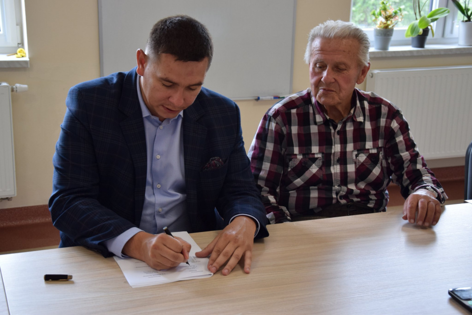 Podpisanie umowy przez burmistrza Bujaka - [fot: gmina Głogówek]
