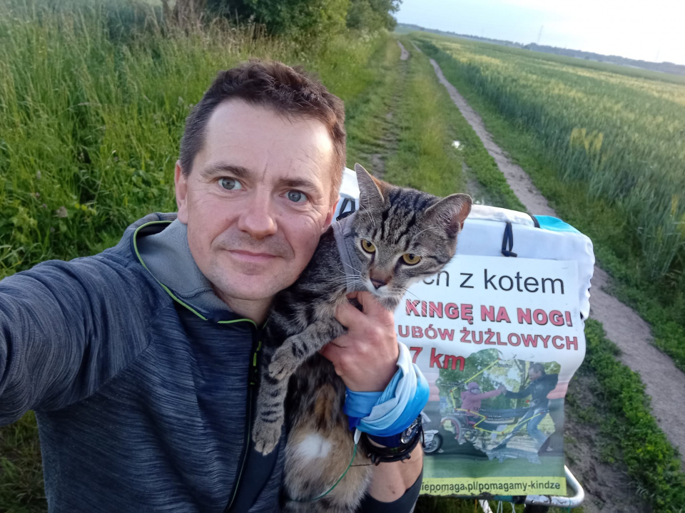 Jacek Balcerak z kotem Parysem idą przez Polskę [fot. fb W butach z kotem]