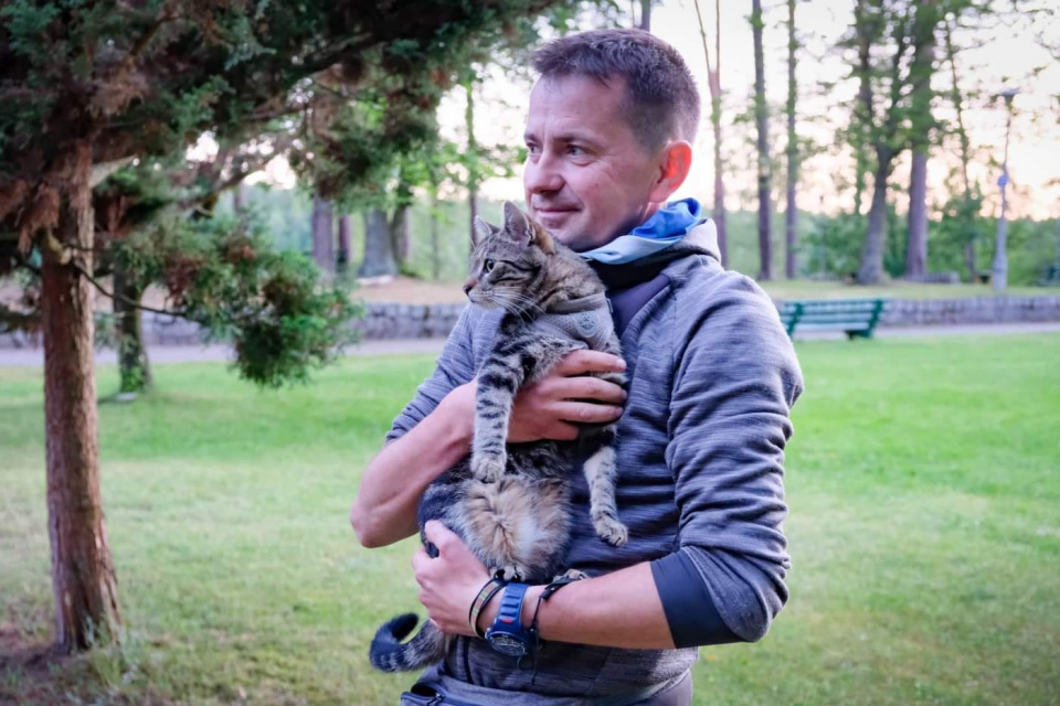Jacek Balcerak z kotem Parysem idą przez Polskę [fot. fb W butach z kotem]