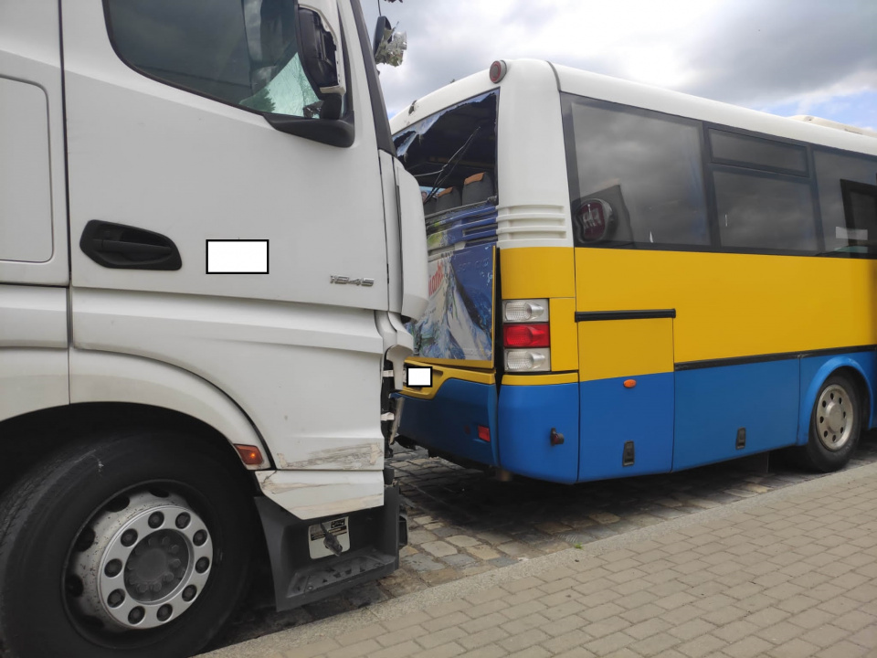 Zderzenie autobusu z ciężarówka w Dąbrowie [fot. Mario]
