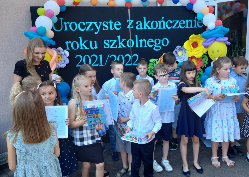 Uroczyste zakończenie roku w szkole podstawowej w Węgrach [fot. Katarzyna Doros-Stachoń]