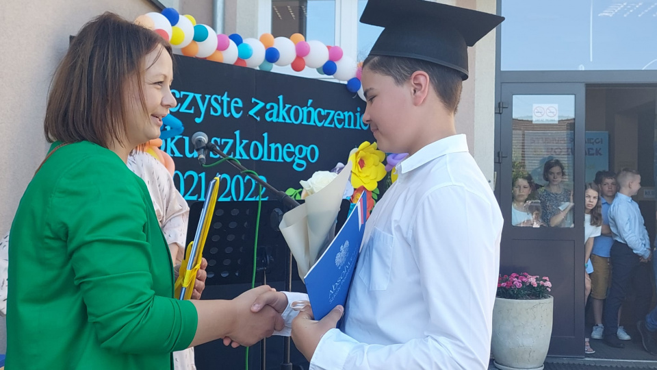 Uroczyste zakończenie roku w szkole podstawowej w Węgrach [fot. Katarzyna Doros-Stachoń]