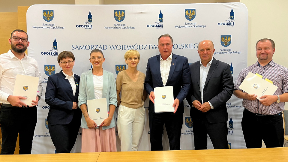 Podpisanie umów w ramach Marszałkowskiego Budżetu Obywatelskiego [fot. UMWO]