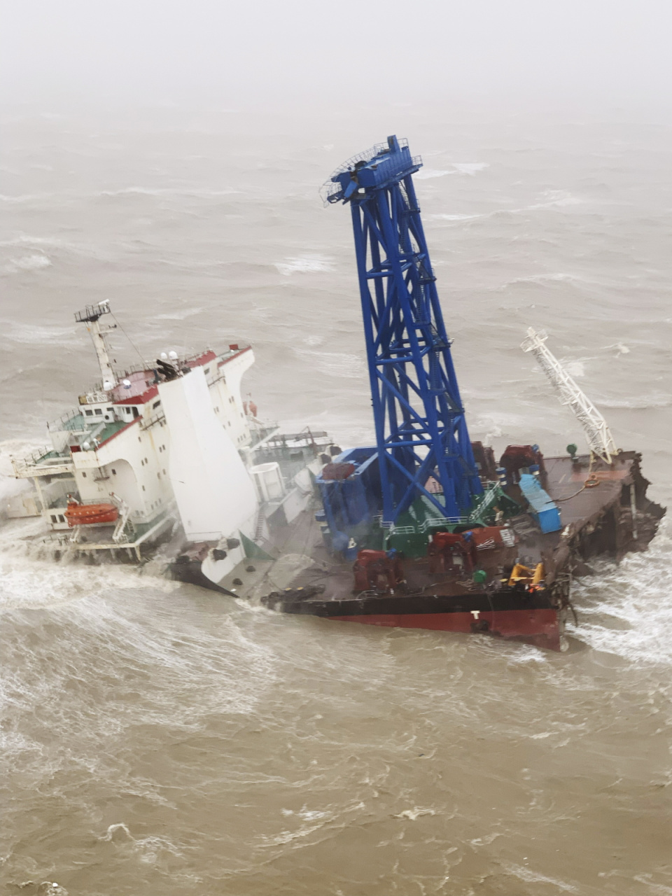 Statek Fujing 001 tuż po wypadku [fot. PAP/EPA/HONG KONG GFS HANDOUT]
