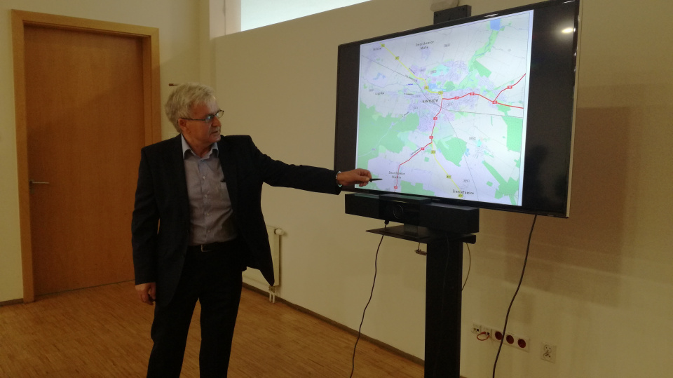 Projektant Kazimierz Kurowski zaproponował 3 możliwości przebiegu trasy, która będąc łącznikiem dróg wojewódzkich 451 i 454 oraz DK 39 ma wyprowadzić ruch z centrum [fot.P.Wójtowicz]