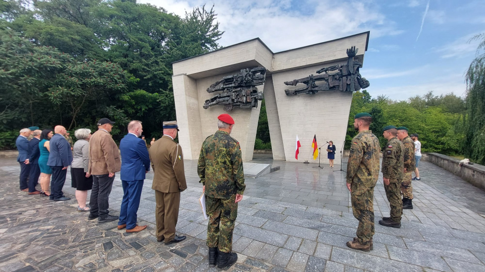 Polscy i niemieccy żołnierze zadbali o miejsce pamięci w Łambinowicach [ fot. Katarzyna Doros-Stachoń]
