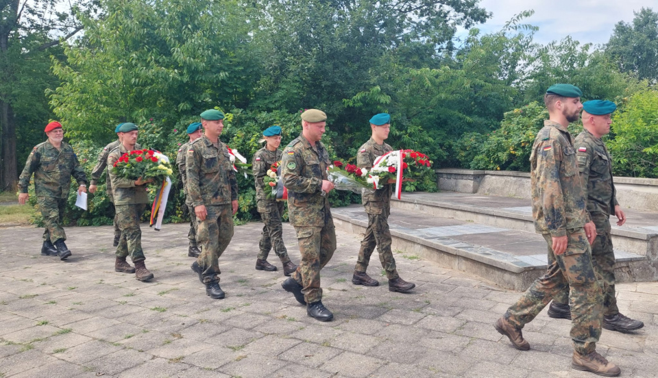 Polscy i niemieccy żołnierze zadbali o miejsce pamięci w Łambinowicach [ fot. Katarzyna Doros-Stachoń]