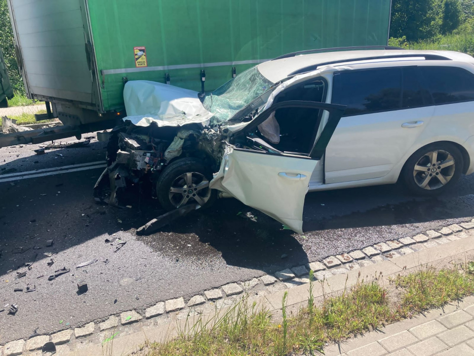 Zablokowana DK 46 w Ozimku po zderzeniu auta osobowego i ciężarówki [fot. Mario]