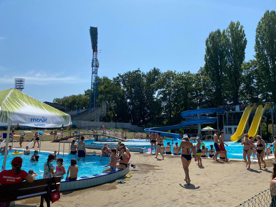 Tłumy mieszkańców Opola na kąpielisku "Błękitna Fala" [fot.Maja Laksy]