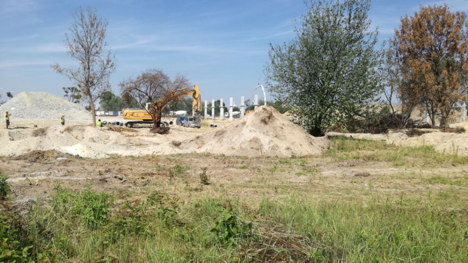 Trwa budowa nowego stadionu piłkarskiego w Opolu. W tej chwili trwają prace końcowe przy wylewaniu fundamentów [fot.P.Wójtowicz]