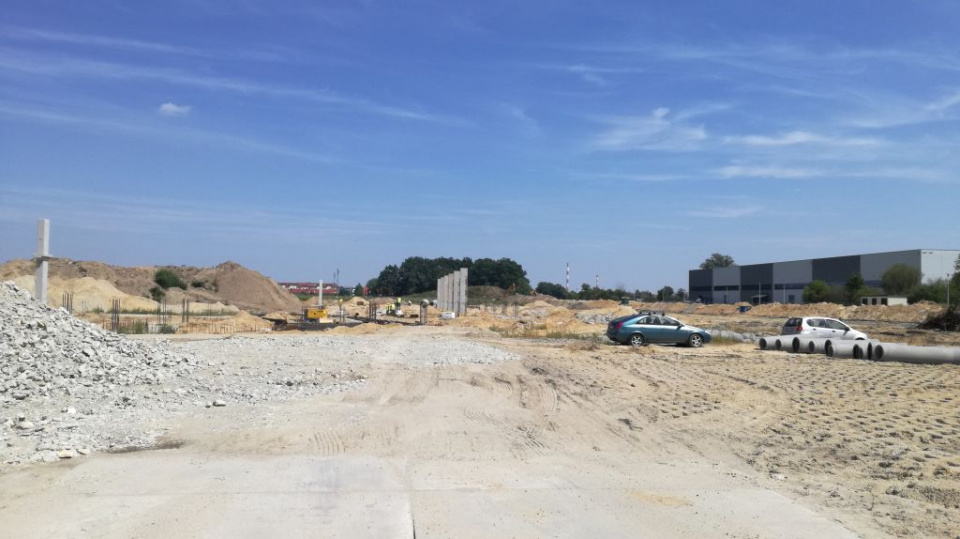 Trwa budowa nowego stadionu piłkarskiego w Opolu. W tej chwili trwają prace końcowe przy wylewaniu fundamentów [fot.P.Wójtowicz]
