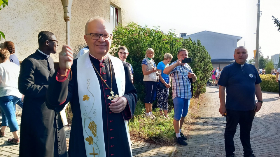 Biskup Andrzej Czaja błogosławił wiernych przed wyjściem na 46. pielgrzymkę na Jasną Górę [fot. Mariusz Chałupnik]