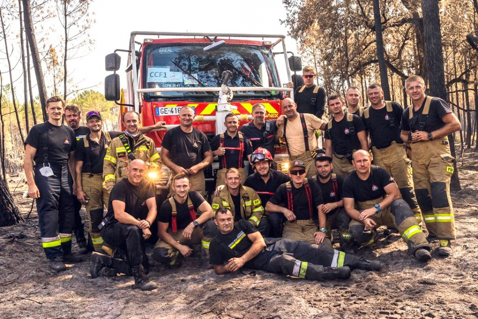 Polscy strażacy podczas akcji we Francji [fot. www.facebook.com/Państwowa Straż Pożarna]