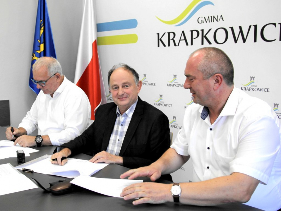 Podpisanie umowy na wykonanie koncepcji oraz dokumentacji budowlanej [fot. www.facebook.com/Gmina Krapkowice]