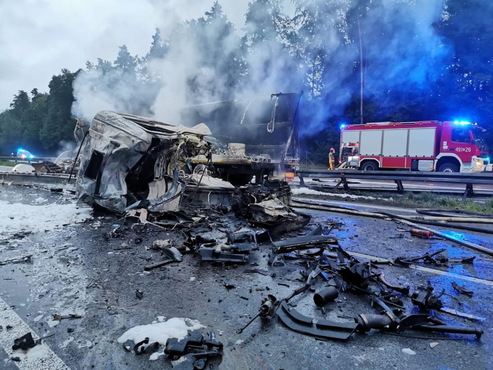 Śmiertelny wypadek ciężarówek na A4 [fot. KP PSP Strzelce Opolskie]