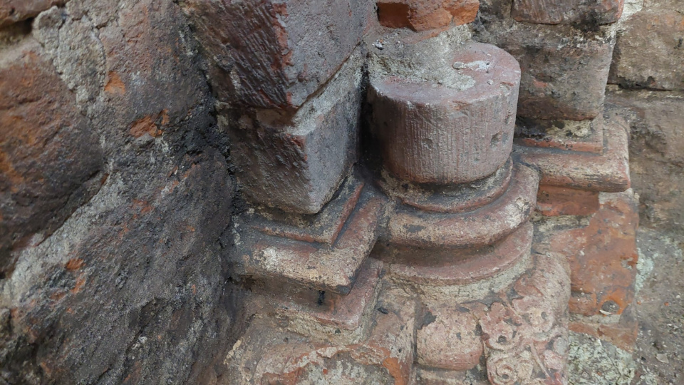 Kolejne ciekawe odkrycia w opolskiej katedrze. Tym razem odkryto XIII-wieczne służki, są też inne artefakty [fot. Katarzyna Doros-Stachoń]