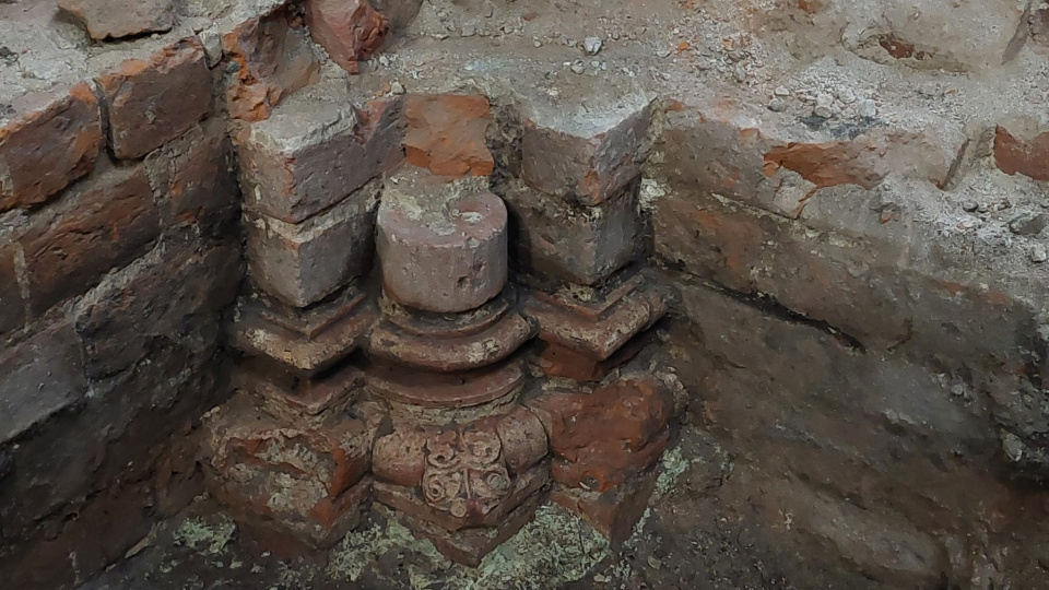 Kolejne ciekawe odkrycia w opolskiej katedrze. Tym razem odkryto XIII-wieczne służki, są też inne artefakty [fot. Katarzyna Doros-Stachoń]