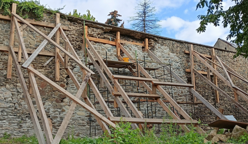 Remontowane mury miejskie w Głubczycach - [fot: Grzegorz Frankowski]
