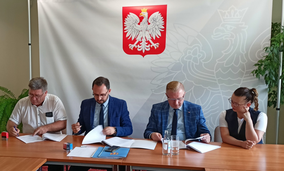 Podpisanie umów na realizację inwestycji w gminie Baborów - [fot: Grzegorz Frankowski]