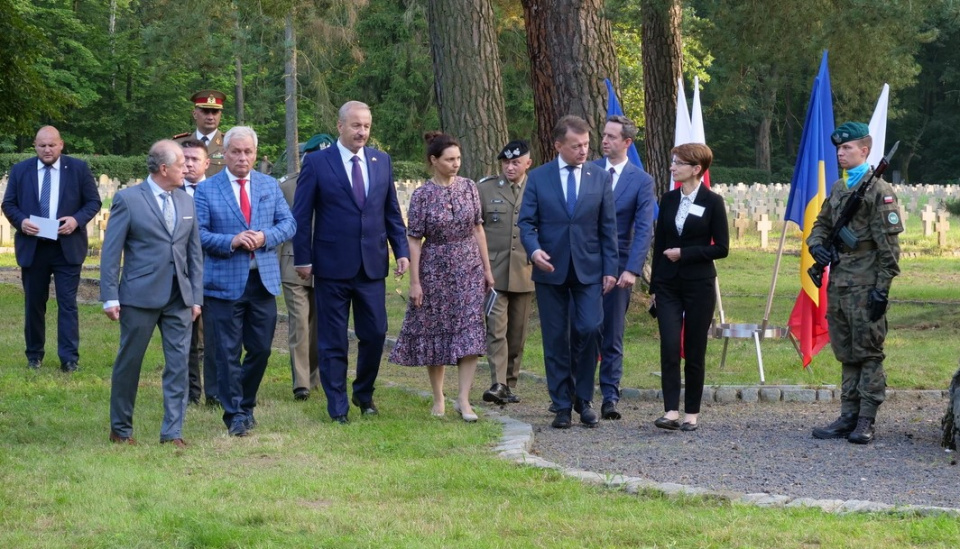 Ministrowie Polski i Rumunii na cmentarzu w Łambinowicach [fot. Jakub Biel]