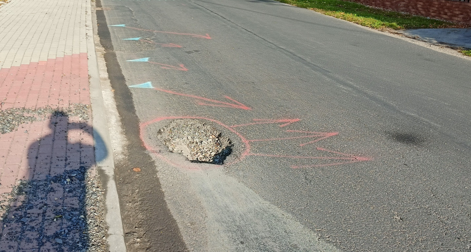 Dziury w jezdni w Miejscu Kłodnickim - [fot: Grzegorz Frankowski]