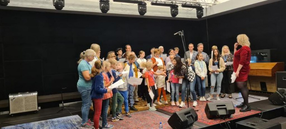 Rodziny zastępcze nagrywają piosenkę w Radio Opole