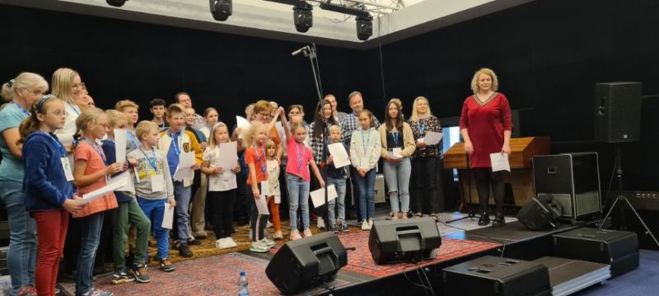 Rodziny zastępcze nagrywają piosenkę w Radio Opole