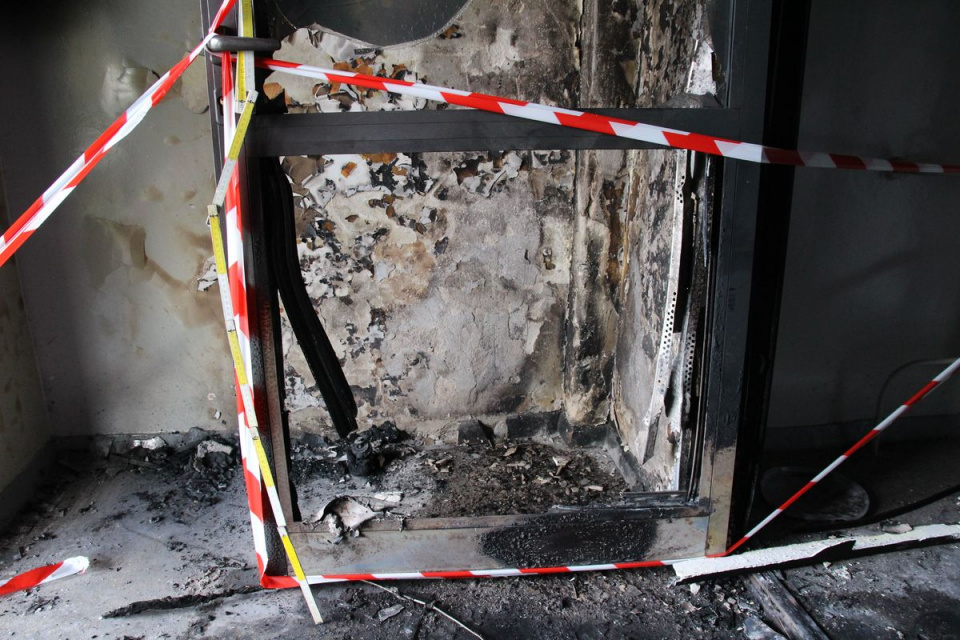 Podpalenie klatki schodowej w Namysłowie [fot. Opolska Policja]