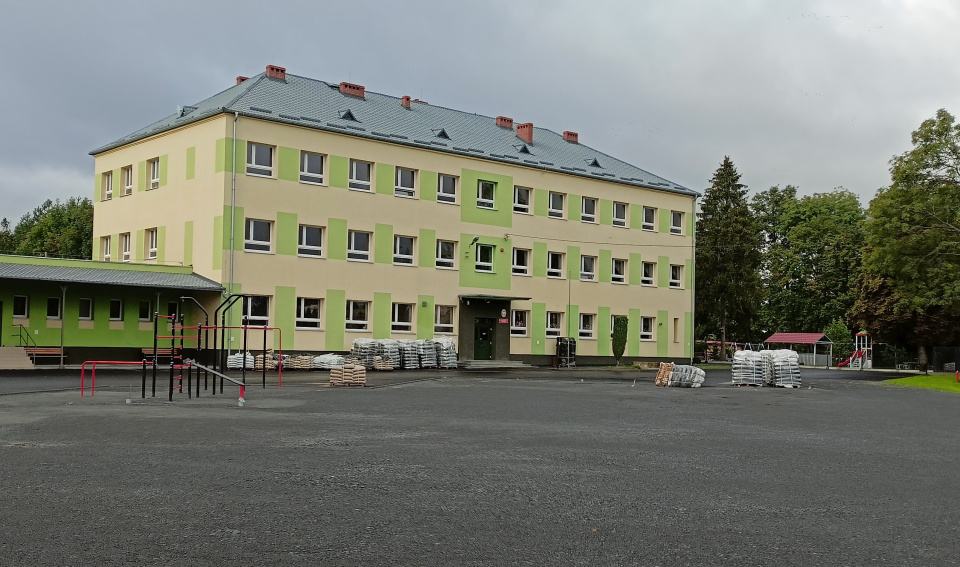 Szkoła podstawowa we Włodzieninie - [fot: Grzegorz Frankowski]